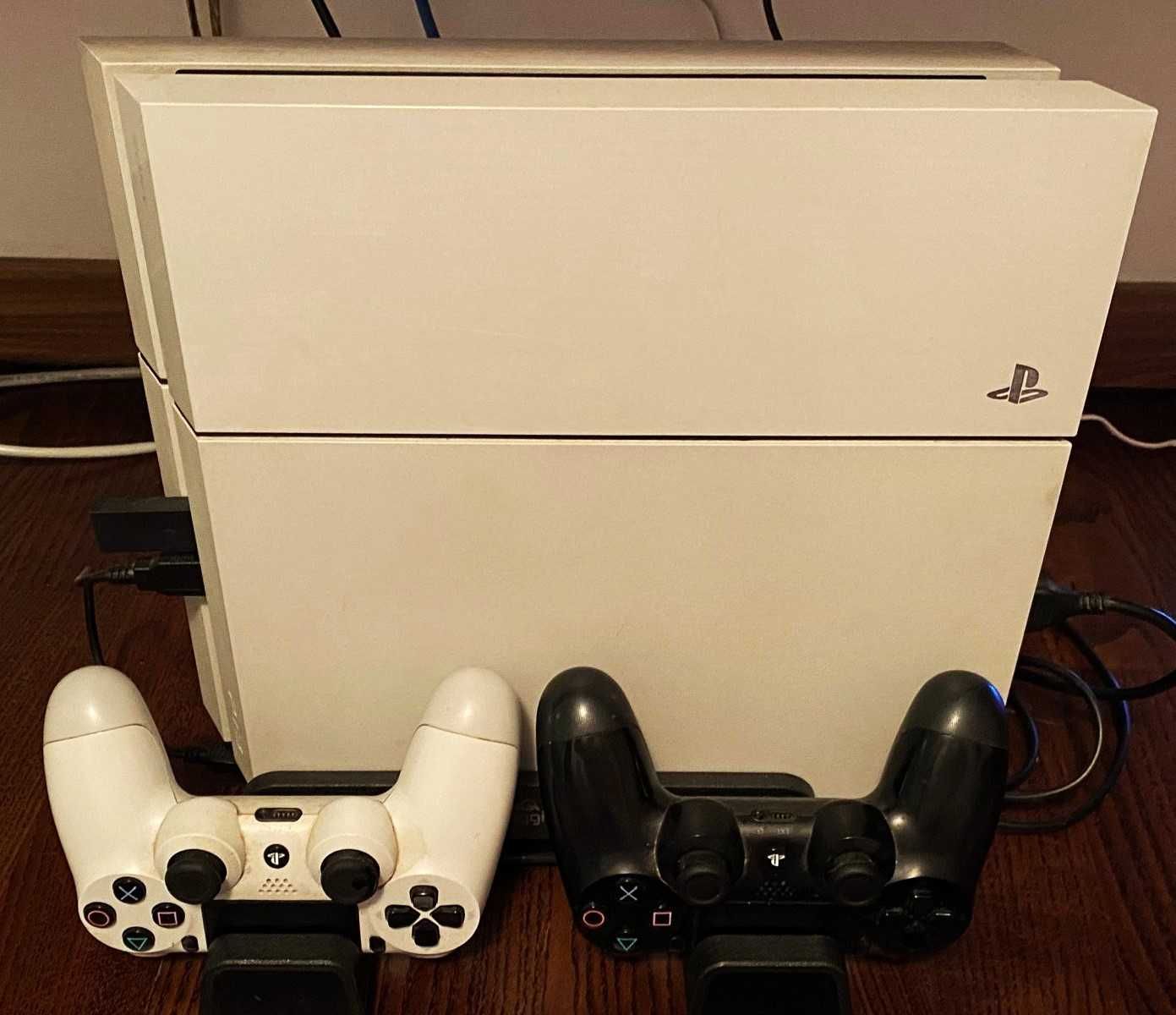 Consolă PS4 + stand+jocuri