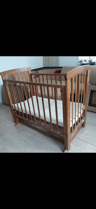 Детская кроватка с маятником, матрасик в комплекте.