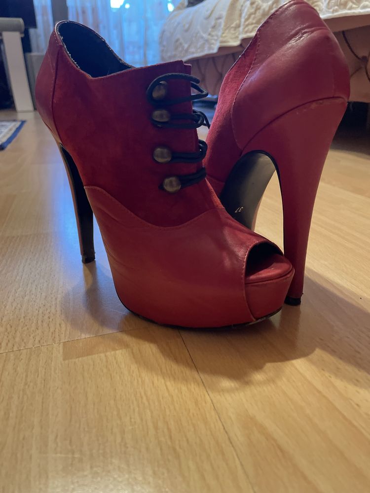 Vand botine rosii piele naturala superbe