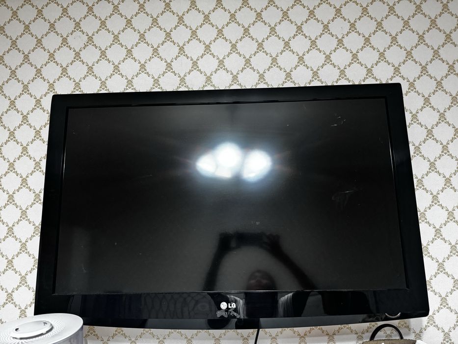 Продам телевизор LG кранштейн в подарок