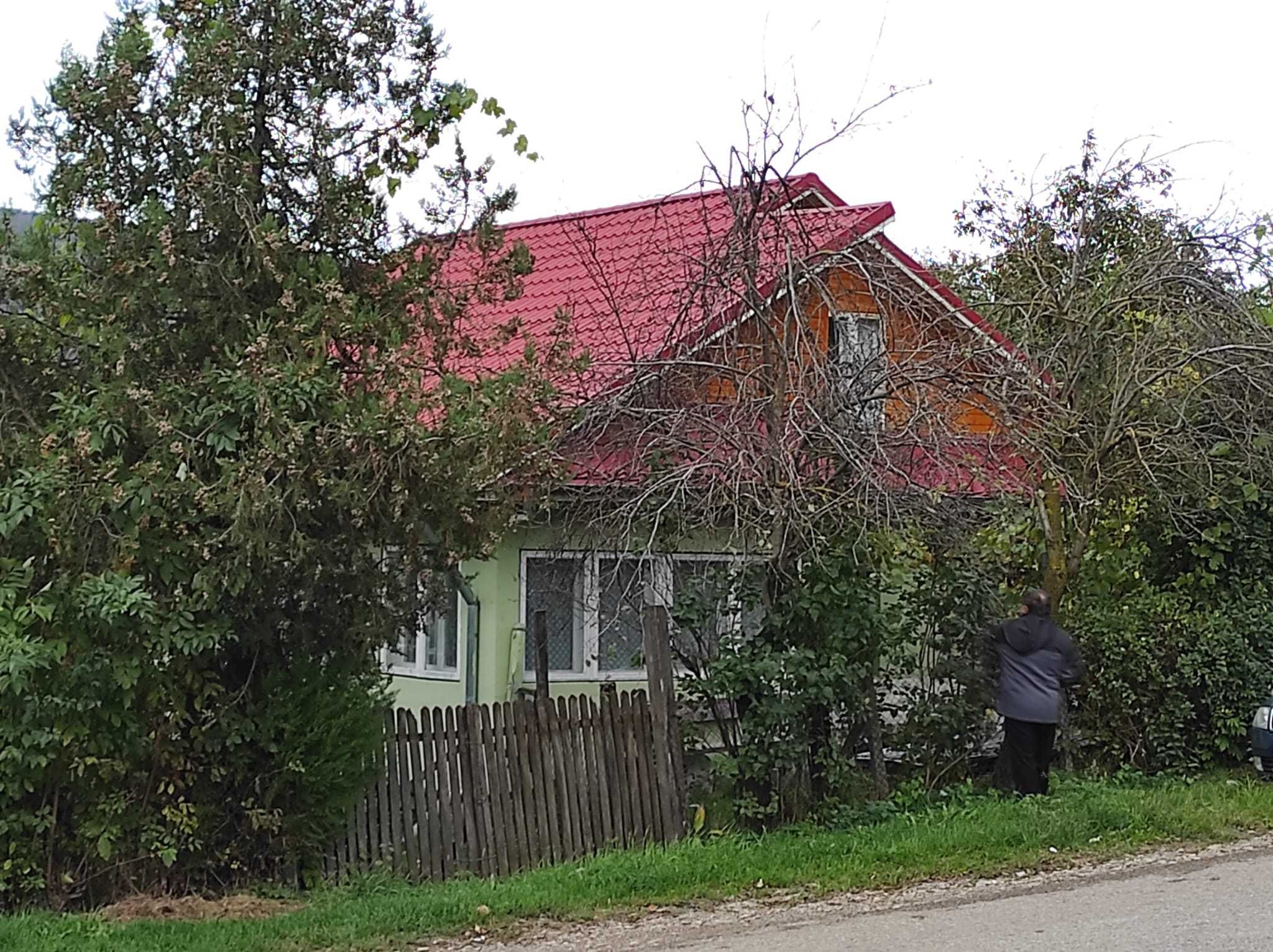 Vând casă cu 3 camere, reconstruită în 2010, pe un teren de 2000 mp