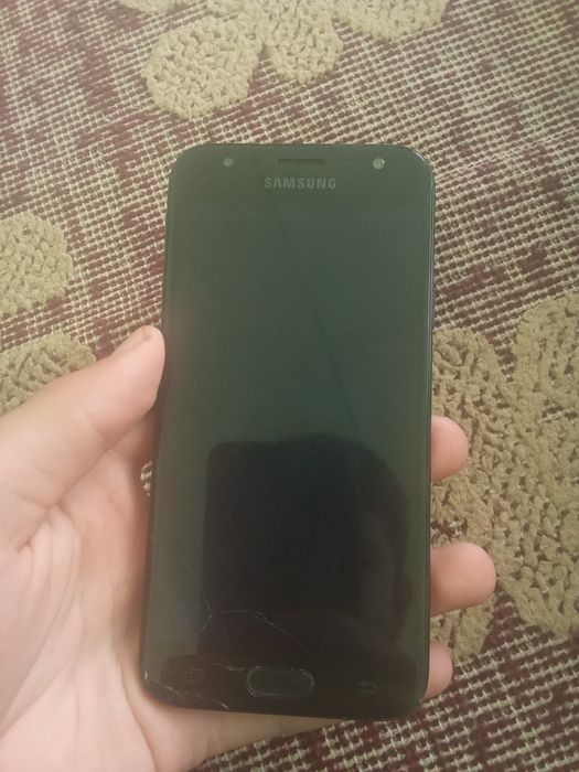 Samsung J3  rangi qora xotirasi 16 paisi sal singan ishlashi zor