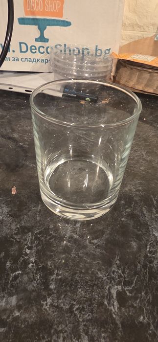 Чаши, чинии и прибори