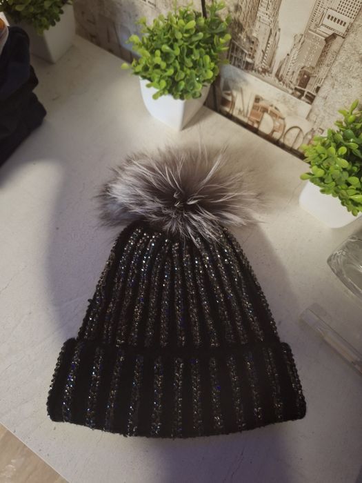 Красивая шапка в стразах