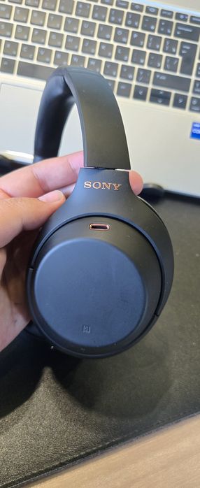 Наушники Sony WH-1000XM4, бу, в хорошем состоянии.