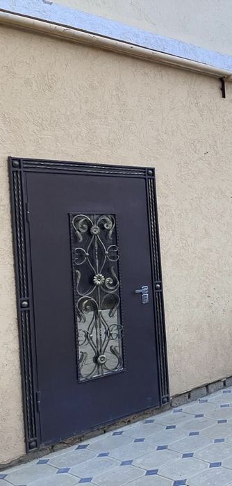 Железная дверь коричневого цвета