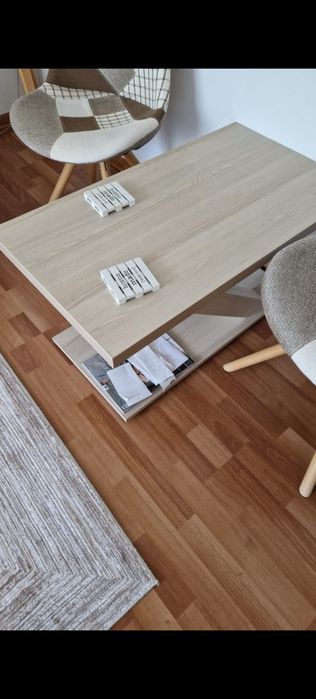 Canapea extensibila maro și măsuță