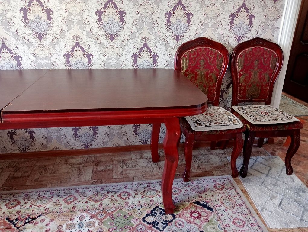Продам овальный стол размер 2,5 м.кр.дерево.б/у в отл.сост.