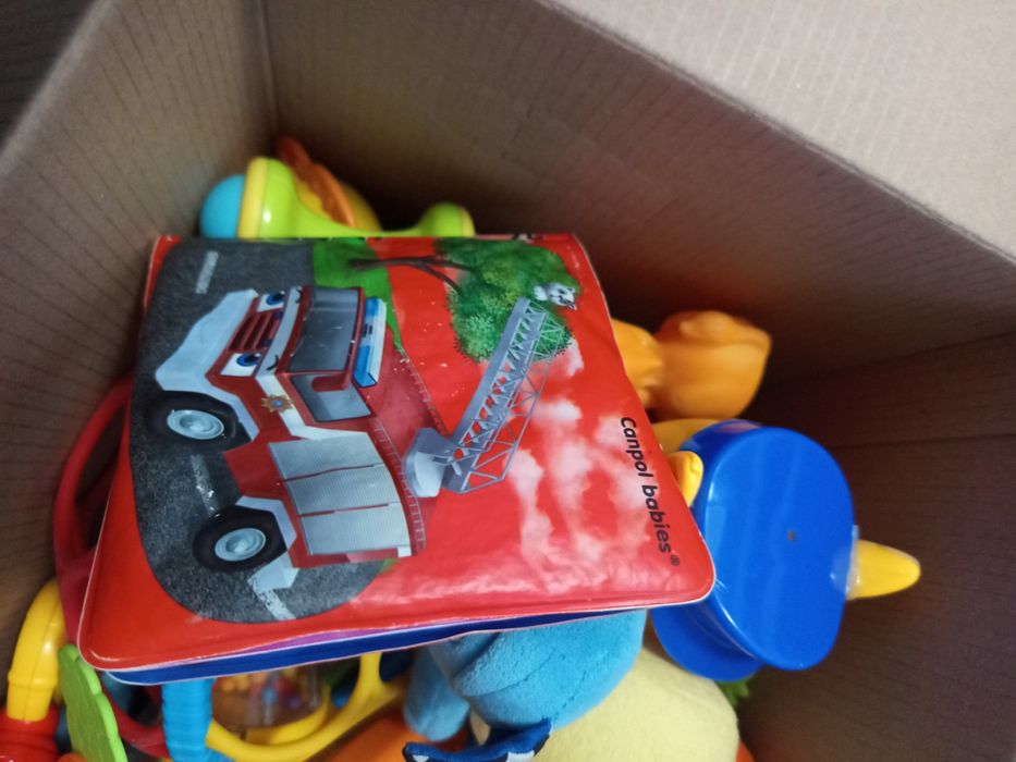 Цял кашон с бебешки играчки