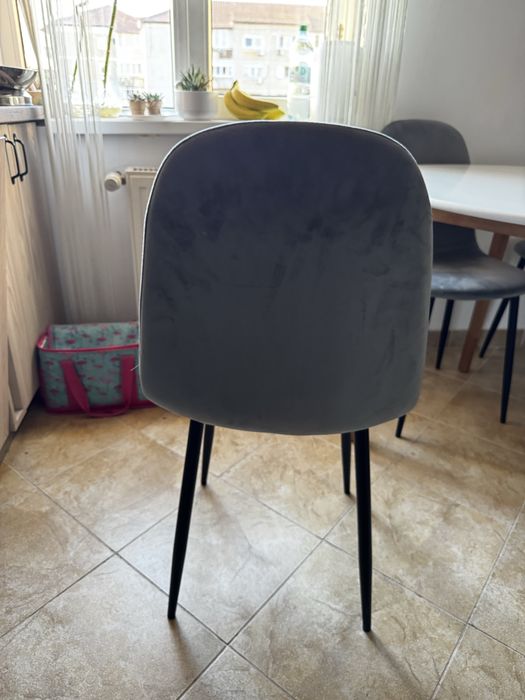 Masă alba cu scaune gri