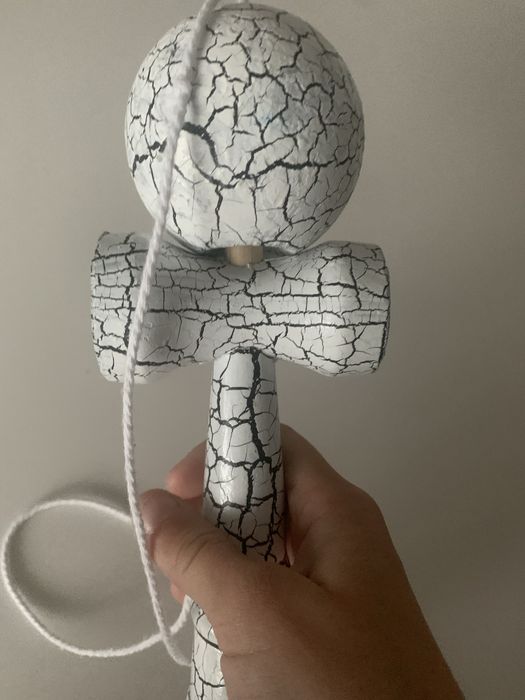 Kendama alb cu negru