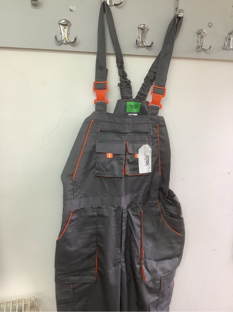 Pantaloni de salopeta si haină