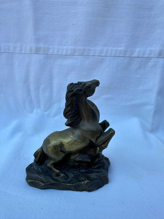 Месингова статуетка: "Изправен кон"