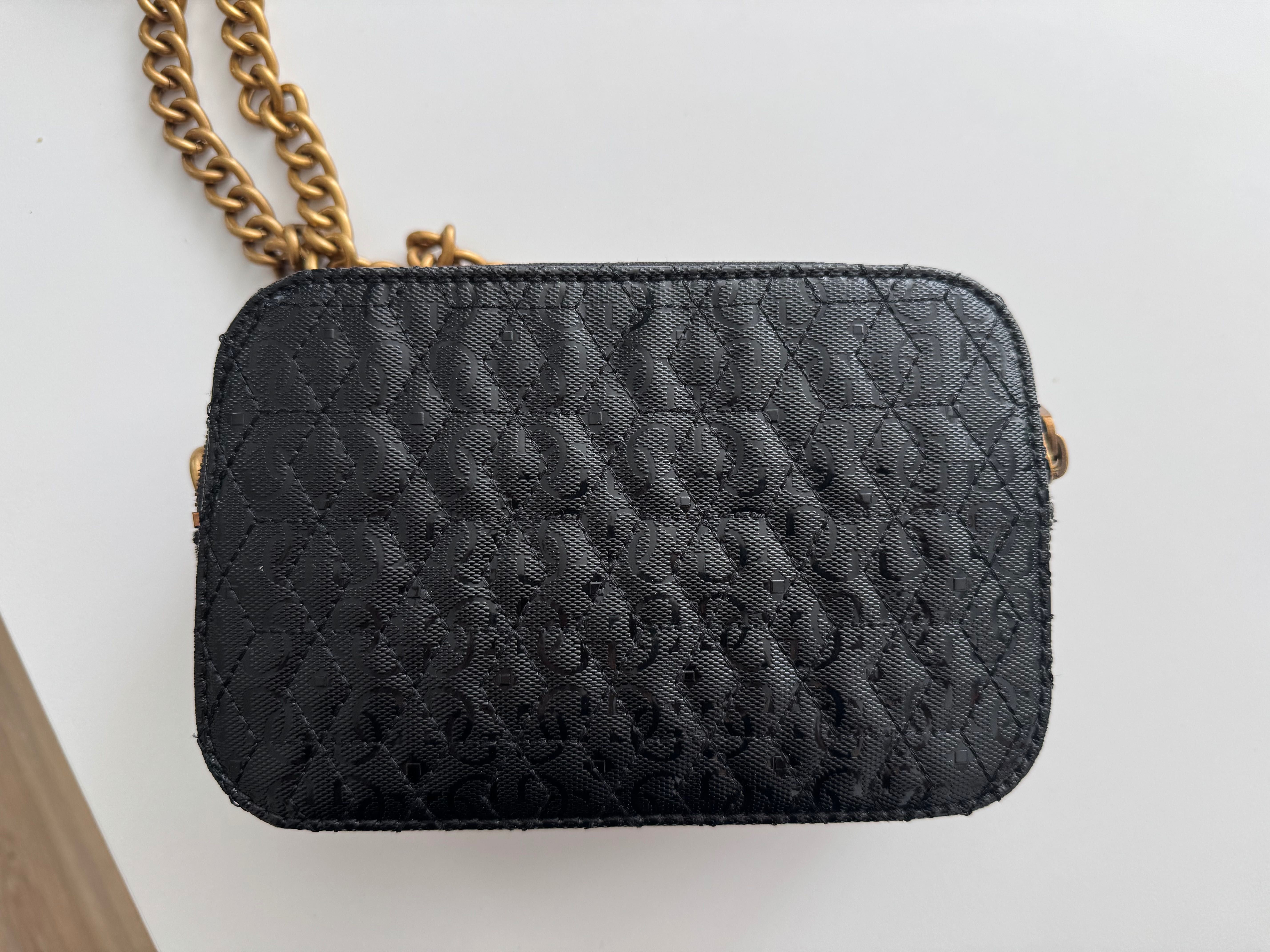 Дамска чанта Guess - малка, черна