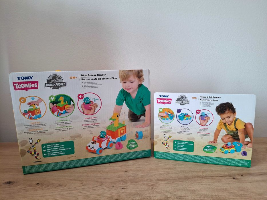 Vand lot cu 2 jucarii de la Tomy- Jurassic Wold