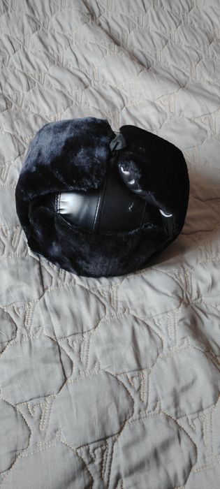 Продам каску-ушанку (с небольшой царапиной)