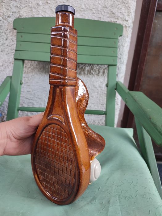 Sticla țuică/vișinată racheta de tenis