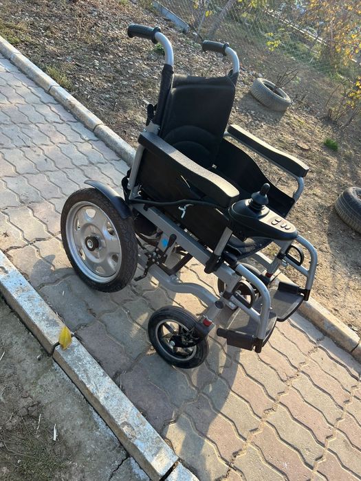 Cărucior persoane cu dizabilități aproape nou