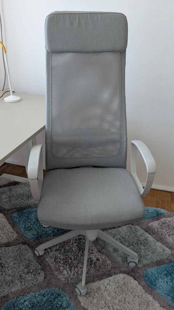 Set birou IKEA – TROTTEN (160×80, reglabil) + scaun MARKUS (ergonomic)