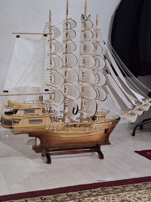 Кеме офиске қоятын. Байлық шақырады.