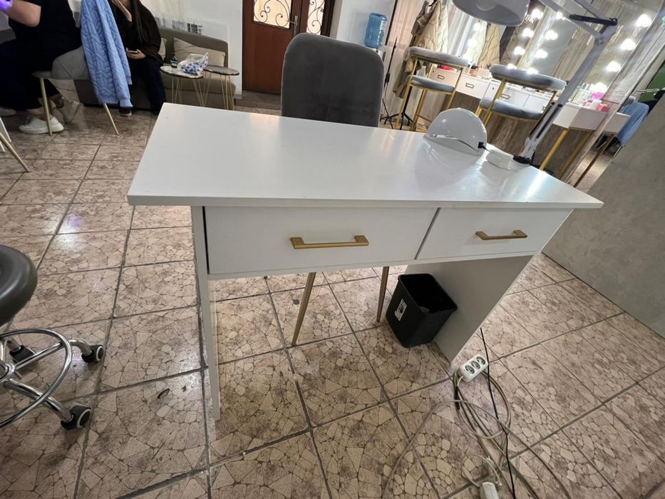 Стол маникюрный ,журнальный столик , помощник