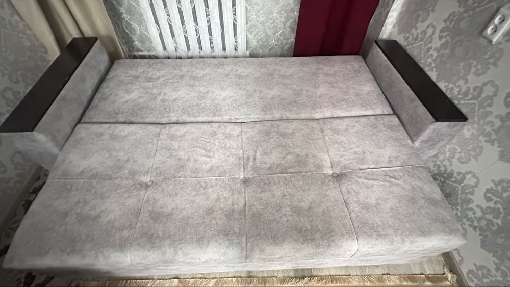 Диван,стол, прихожую