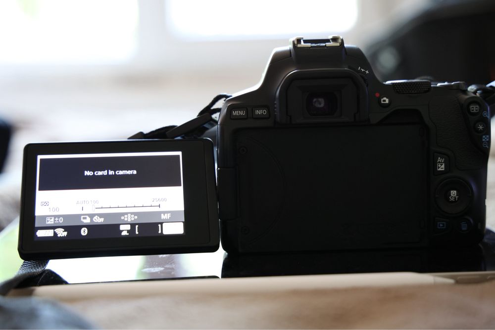 Фотоапарат Canon 250d