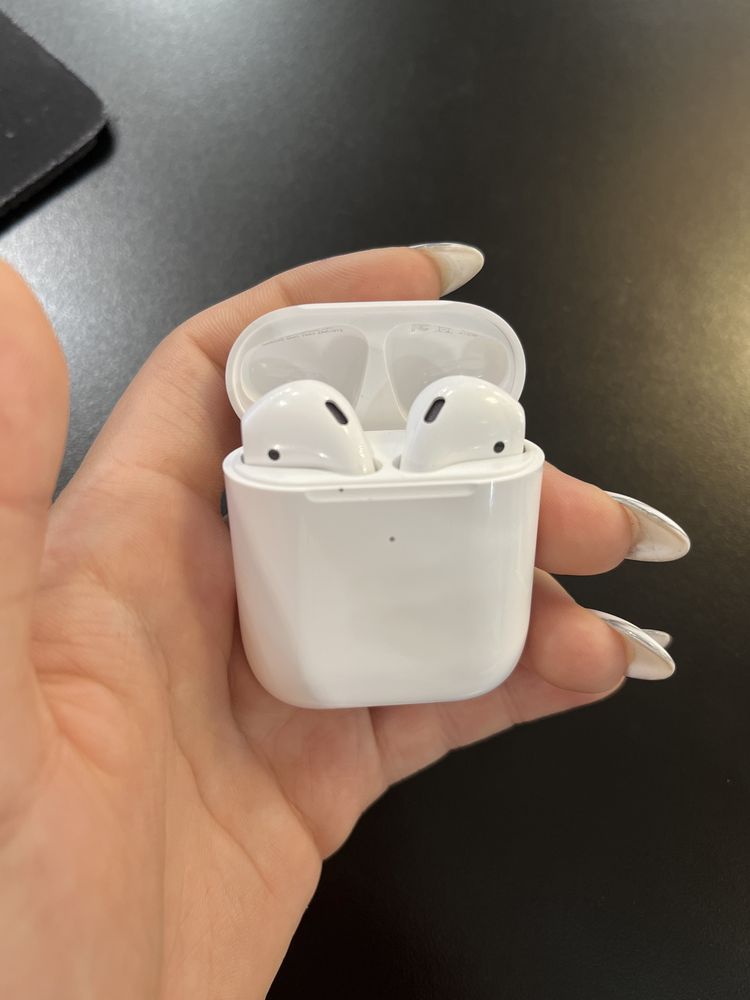 Apple iPhone AirPods 2