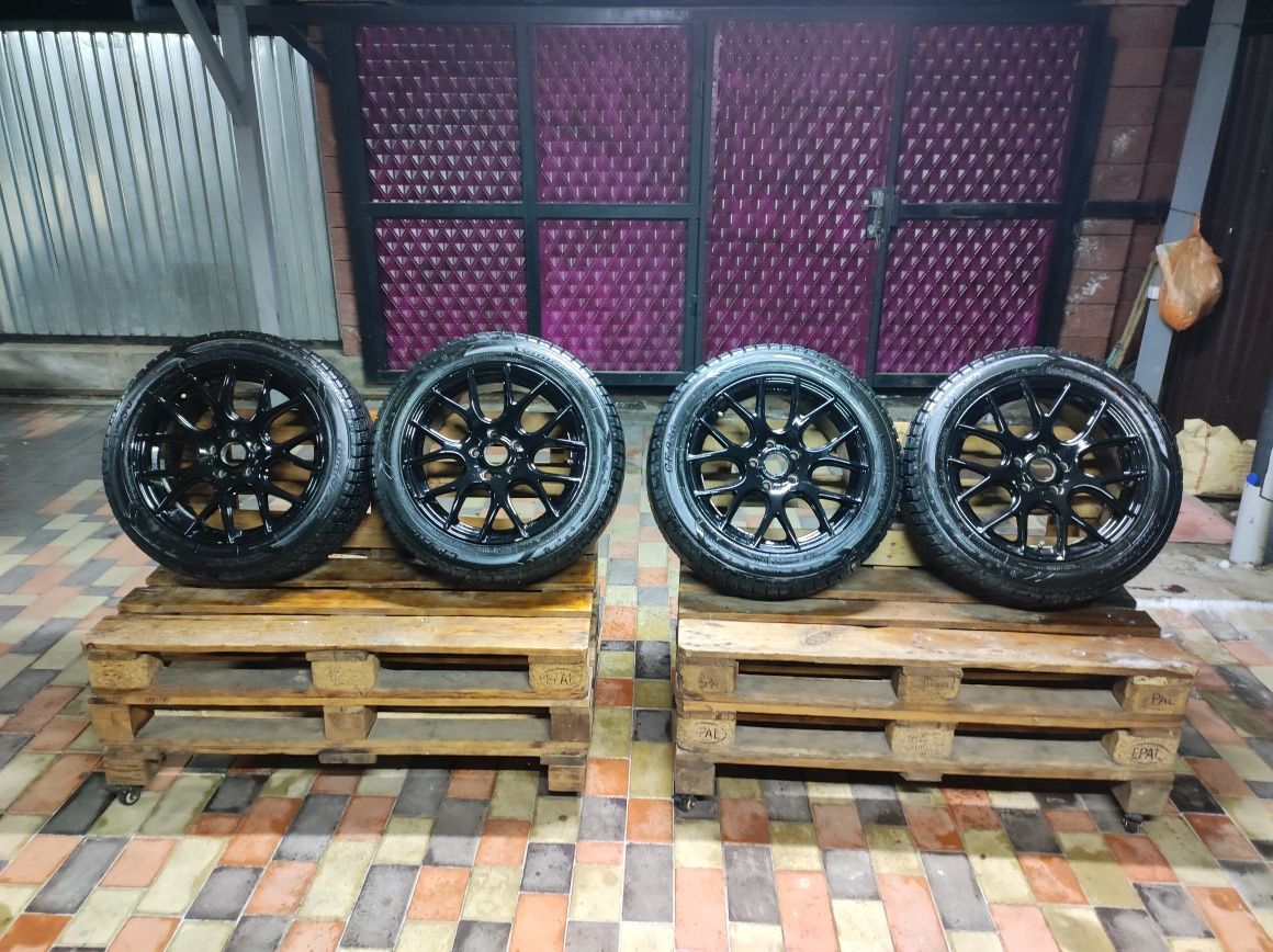 Продаётся комплект стильных дисков R17 с резиной 215/55
