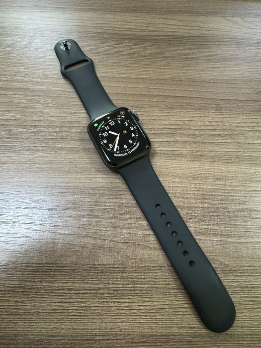 Смарт-часы Apple Watch Series 5 44 мм черный