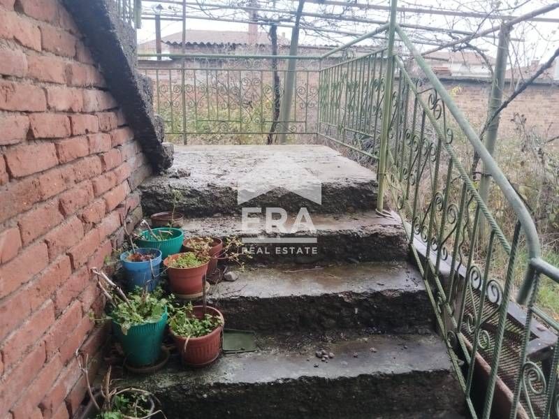 САМО В ЕРА ИМОТИ ХАСКОВО! Двуетажна къща в центъра на с.Тракиец