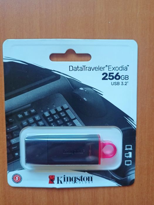 Продам флешку 256 GB. USB 3.2. Kingston. Новая в упаковке.