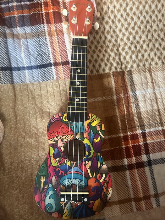 укулеле с цветным принтом