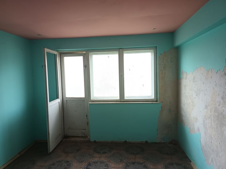 Apartament 3 camere ,baie bucătărie hol debara