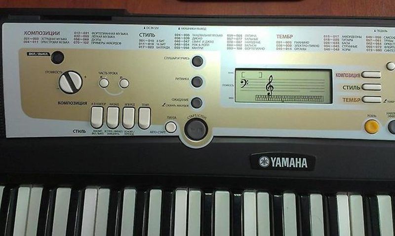 Синтезатор Yamaha с подставкой в идеальном состоянии