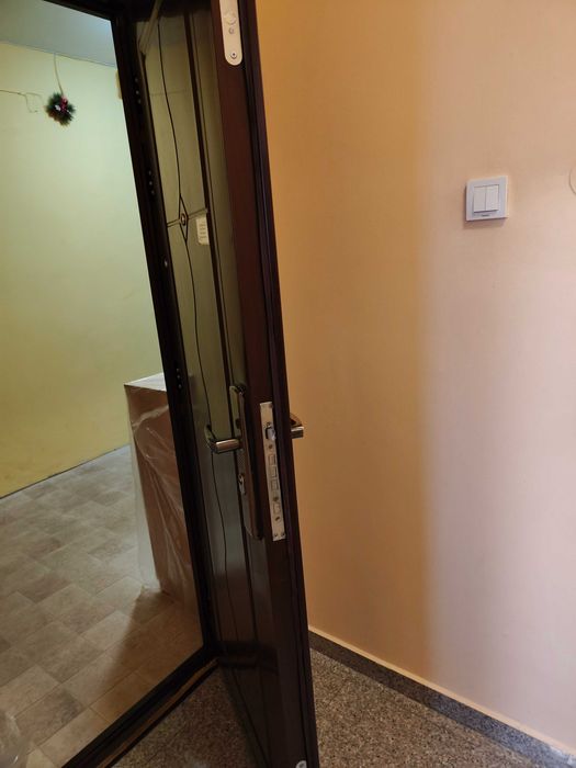 Входна врата китайска в перфектно състояние  с размери 199/85 .