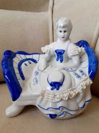 Сувенирна порцеланова фигура " Принцеса на дивана"