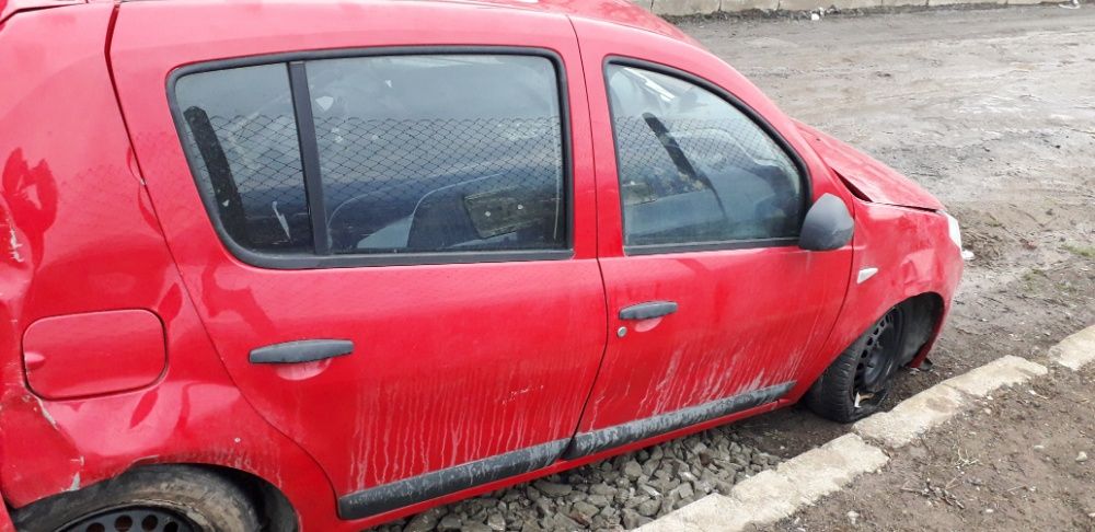 Врати дачия сандеро,капаци и всякакви други части