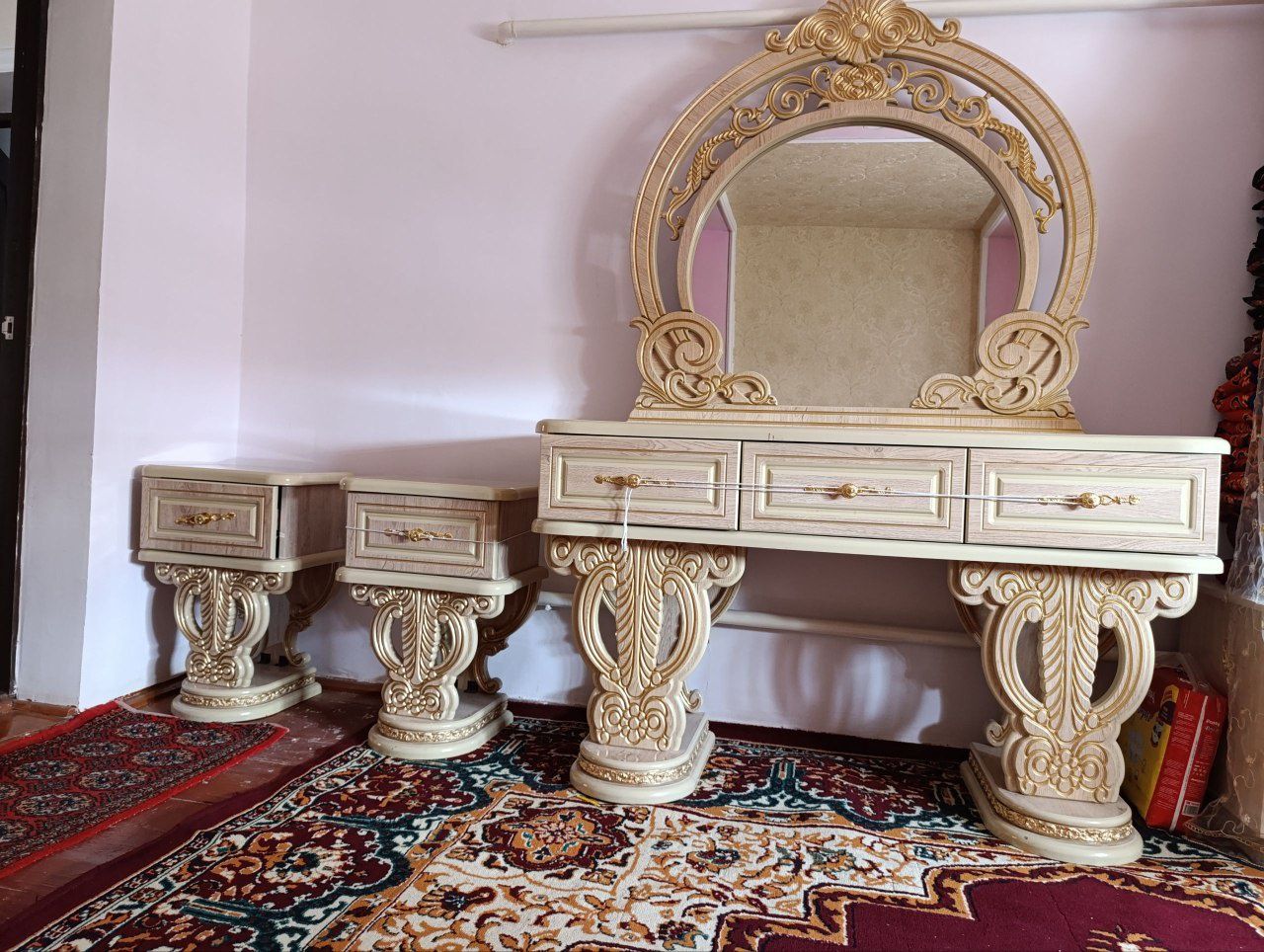 Продается спальный кровать, 2тумбы и трюмо