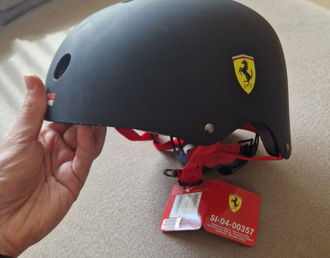 Черна каска Ferarri с ПОДАРЪК