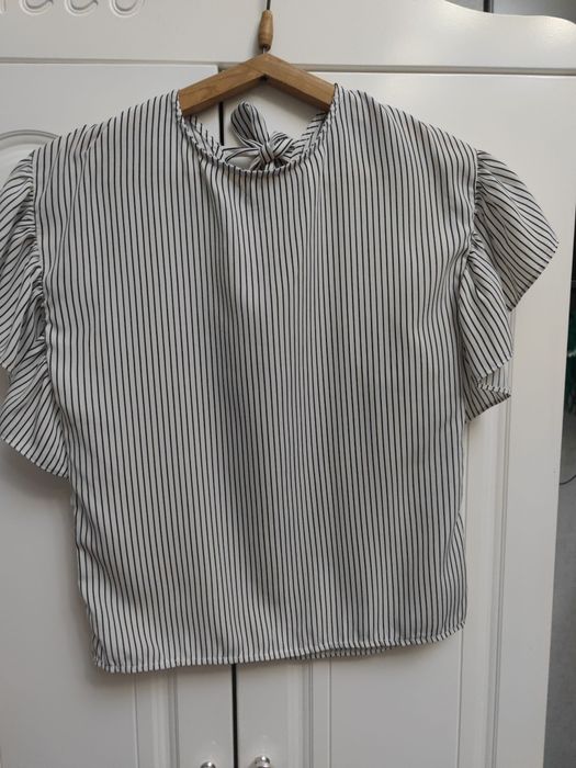 Блузка в полоску с валанами.