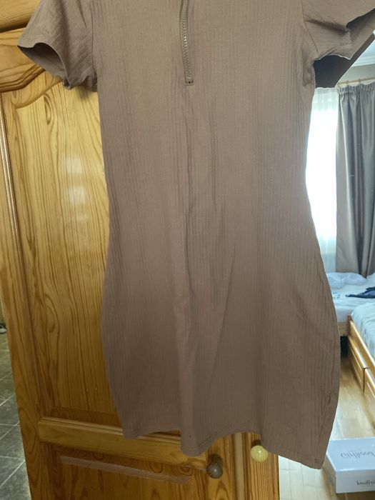 Кафява Рокля с много  приятен цват.