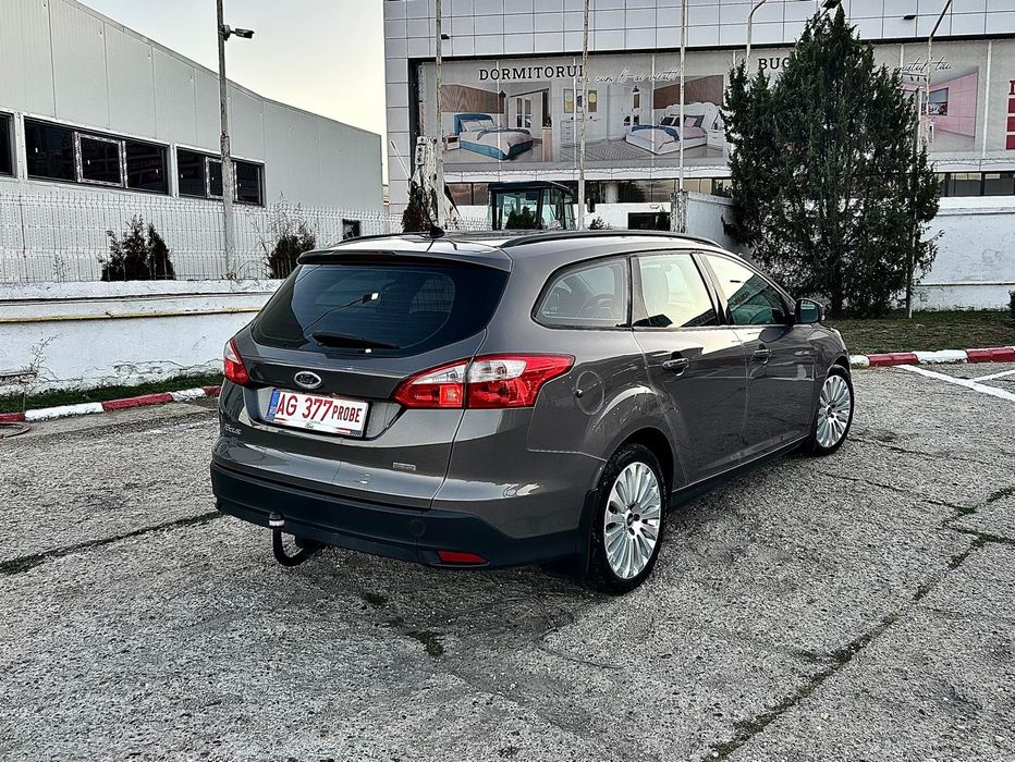 Ford focus Titanium 1.6 diesel 6+1 Viteze  Dublu Climatronic, Jante 17