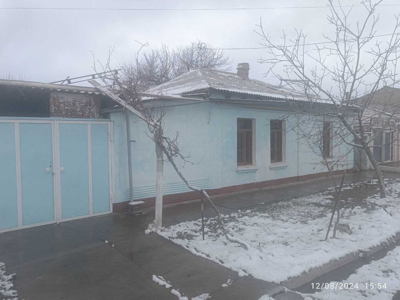 Продаётся дом ( дом на две семье)  в городе Бекабад в ЦемГородке