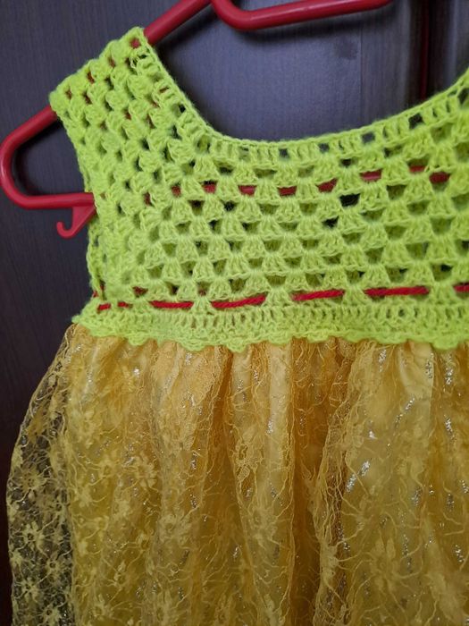 Rochie fetita galbena cu trandafiri rosii