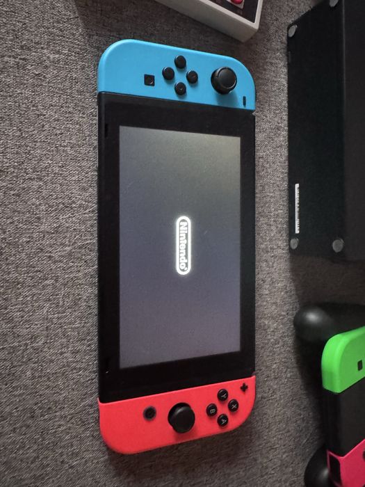Конзола Nintendo Switch (Neon Red & Neon Blue Joy-Cons) + екстри