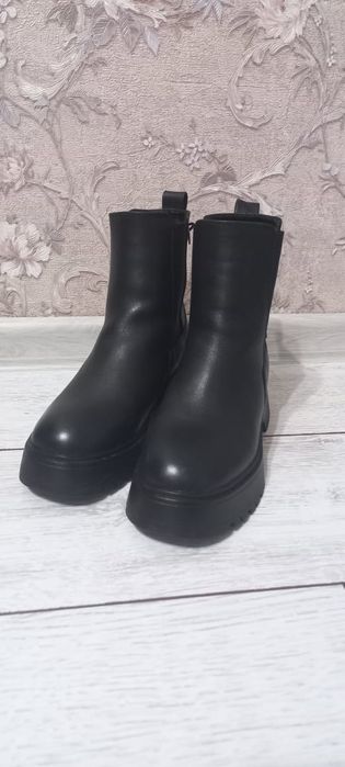 продам зимнию обувь покупали за 44 продам за 25 , 37 размер