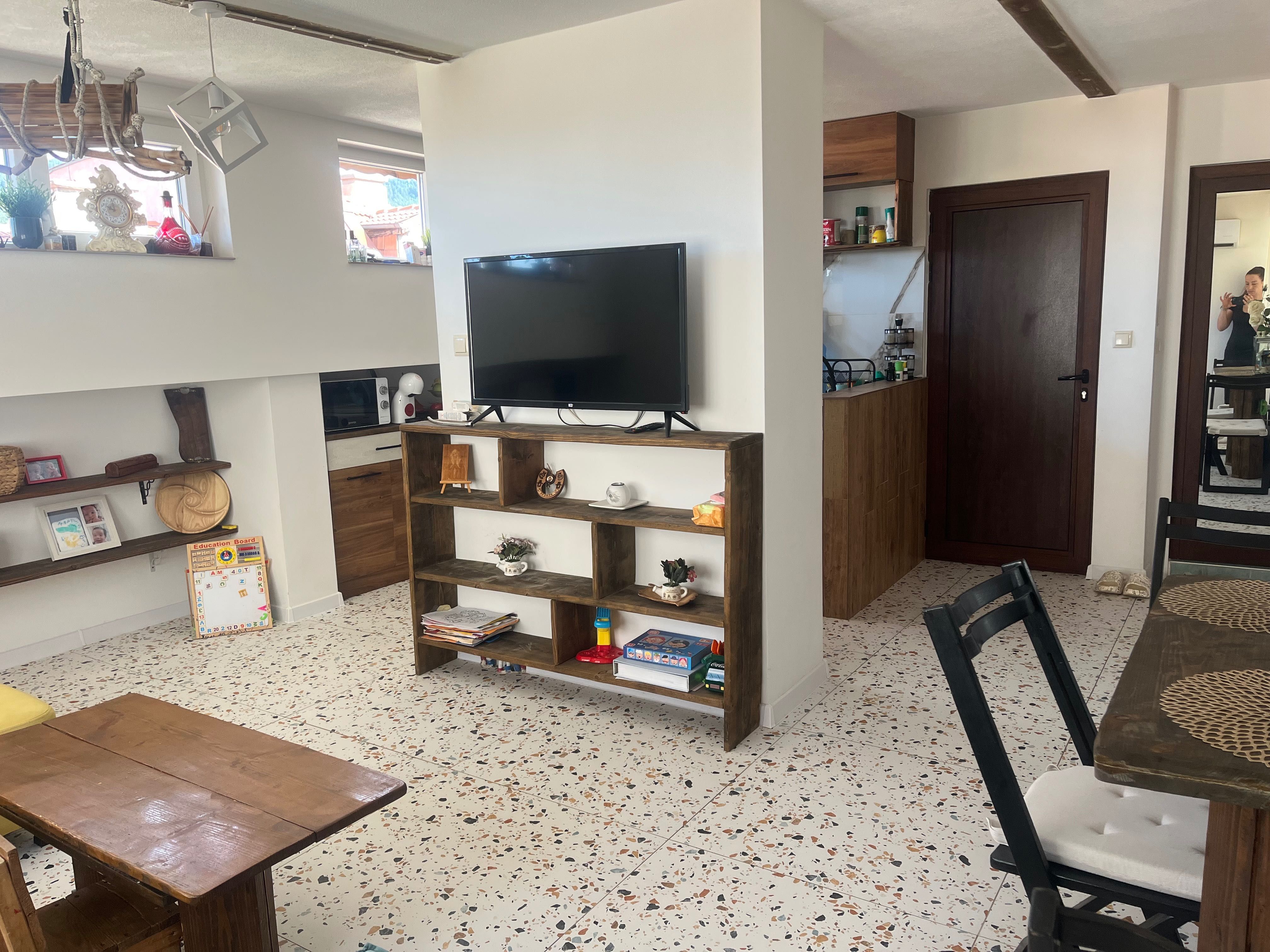 Продавам два етажа(80кв.м.) от три етажна къща с парцел от 226кв.м.