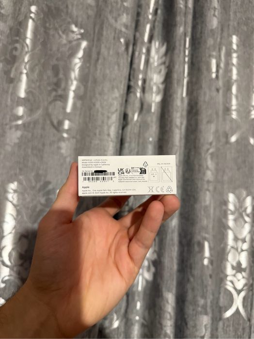 AirPods 4 cu Noise Cancelling