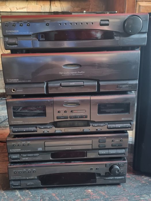 Vând  combina  Pioneer 
Aceasta vine cu 2 boxe 
Pentru mai multe detal